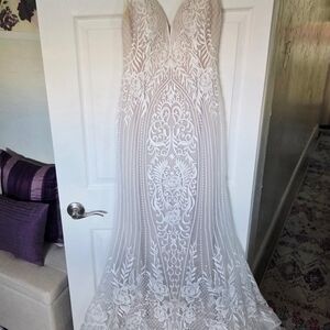 Exquisite Cream Lace Bridal Gown